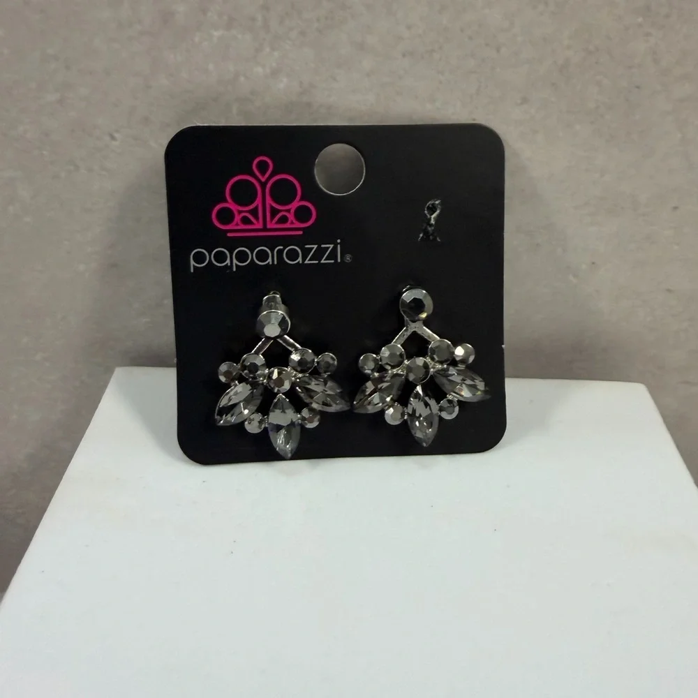 🩷5/$10🩷 Paparazzi Smoky Crystal Fan Drop Earrings - Silver Tone